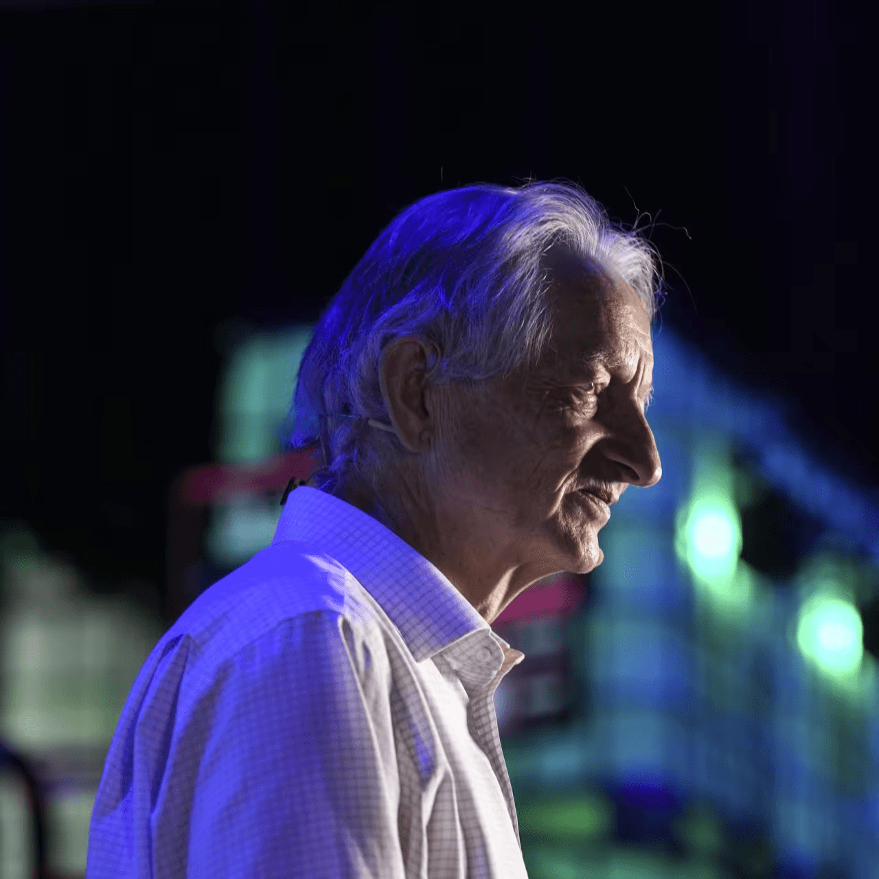 Cha đẻ của AI vừa giành giải Nobel. Ông đã cảnh báo rằng máy móc có thể chiếm lấy thế giới.